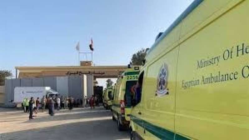   سيارة إسعاف مصرية أمام معبر رفح