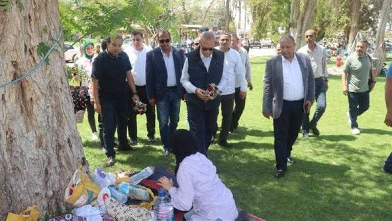 محافظ القليوبية يتفقد حدائق القناطر الخيرية وكورنيش النيل ببنها خلال احتفالات شم النسيم